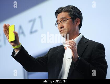 Las Vegas, USA. 6. Januar 2014. CEO und President von Sony Mobile Communications, Kunimasa Suzuki präsentiert das Smartphone Xperia Z1 kompakt auf einer Sony-Pressekonferenz stattfand im Rahmen der Consumer Electronics show CES in Las Vegas, USA, 6. Januar 2014. Die Messe statt findet vom 07. bis 10. Januar 2014 offiziell. Foto: BRITTA PEDERSEN/Dpa/Alamy Live News Stockfoto