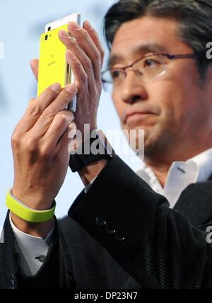 Las Vegas, USA. 6. Januar 2014. CEO und President von Sony Mobile Communications, Kunimasa Suzuki präsentiert das Smartphone Xperia Z1 kompakt auf einer Sony-Pressekonferenz stattfand im Rahmen der Consumer Electronics show CES in Las Vegas, USA, 6. Januar 2014. Die Messe statt findet vom 07. bis 10. Januar 2014 offiziell. Foto: BRITTA PEDERSEN/Dpa/Alamy Live News Stockfoto