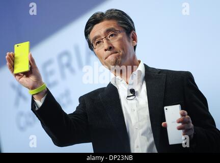 Las Vegas, USA. 6. Januar 2014. CEO und President von Sony Mobile Communications, Kunimasa Suzuki präsentiert das Smartphone Xperia Z1 kompakt auf einer Sony-Pressekonferenz stattfand im Rahmen der Consumer Electronics show CES in Las Vegas, USA, 6. Januar 2014. Die Messe statt findet vom 07. bis 10. Januar 2014 offiziell. Foto: BRITTA PEDERSEN/Dpa/Alamy Live News Stockfoto