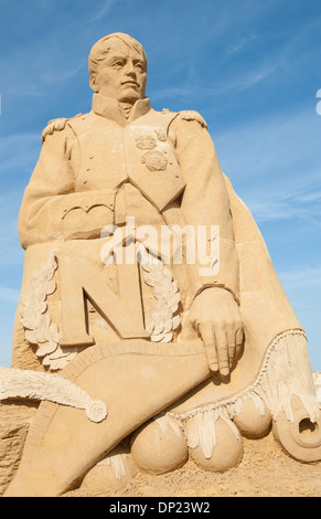 Große Sand Skulptur des Kaisers Napoleon Bonaparte vor blauem Himmelshintergrund Stockfoto