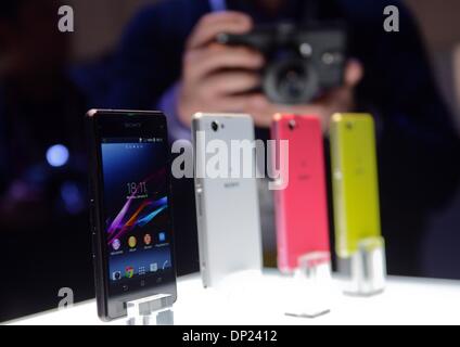 Las Vegas, USA. 6. Januar 2014. Das Smartphone, das auf einer Pressekonferenz von Sony Xperia Z1 Compact präsentiert wird die erfolgte im Rahmen der Consumer Electronics show CES in Las Vegas, USA, 6. Januar 2014. Die Messe statt findet vom 07. bis 10. Januar 2014 offiziell. Foto: BRITTA PEDERSEN/Dpa/Alamy Live News Stockfoto
