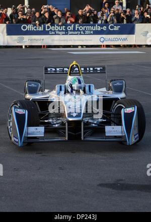 Las Vegas, USA. 6. Januar 2014. Brasilianischer Formel-1-Fahrer Lucas di Grassi fährt die neue Formel E Rennwagen "Spark-Renault SRT 01 E" während einer Seite Event-Präsentation auf der Consumer Electronics CES in Las Vegas, USA, 6. Januar 2014 Show. Das erste Auto, die Rennserie der elektrisch angetriebene Rennwagen wird zum Auftakt in Bejing, China, am 13. September 2014. Die CES-Messe findet vom 7. Januar 2014 bis 10. Januar 2014. Foto: Britta Pedersen/Dpa/Alamy Live News Stockfoto