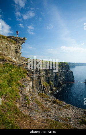 Walker auf den Klippen von Moher Küstenweg, County Clare, Irland. Stockfoto