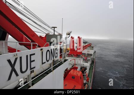 An Bord Xuelong. 7. Januar 2014. Chinesische Forschungsschiff und Eisbrecher Xuelong segelt in den offenen Gewässern in der Antarktis, 7. Januar 2014. Eingeschlossene China Eisbrechers Xuelong machte erfolgreiche Flucht durch schwere See Eis in Peking-Zeit am Dienstag 18:30. Bildnachweis: Zhang Jiansong/Xinhua/Alamy Live-Nachrichten Stockfoto