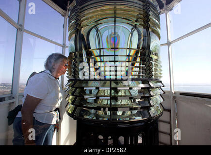 17. Mai 2006; San Diego, Kalifornien, USA; Menschen touring Old Point Loma Lighthouse im Cabrillo National Monument im Rahmen des 90. Geburtstags-Feier für die National Park Service.  Der Turm des alten Leuchtturms wird geöffnet für die Öffentlichkeit (Dies geschieht nur zweimal im Jahr) zu Ehren des 90. Geburtstages des National Park Service.  LYNN PARRISH aus San Diego nimmt einen genaueren Blick auf t Stockfoto