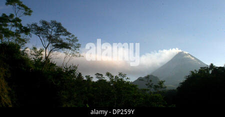 17. Mai 2006; Jogjakarta, Java, Indonesien; Die 'Wedhus Gembel' Begriff von Anwohnern für die großen charakteristischen Wolke der heiße Asche aus dem Vulkan Mount Merapi spuckt. Dieses Foto wurde von Kaliurang Street Area, Pakem Bezirk, Sleman, Jogjakarta am 16. Mai 2006. Beamte haben Evakuierung Ankündigung in der näheren Umgebung und sind auf das Schlimmste vorbereitet. Stockfoto