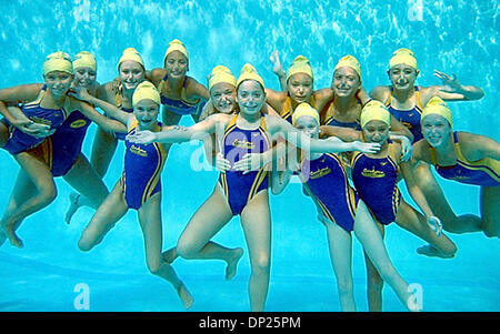 17. Mai 2006; Riviera Beach, FL, USA; Mitglied der Palm Beach Coralytes Scrynosized schwimmen Team Pose für ein Gruppenfoto im Aquacrest Pool im Training für die kommende Show, Mittwoch. Obligatorische Credit: Foto von Bob Shanley/Palm Beach Post/ZUMA Press. (©) Copyright 2006 von Palm Beach Post Stockfoto