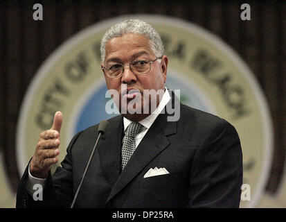 17. Mai 2006; Riviera Beach, FL, USA; Bernard Kinsey, Los Angeles, sprach auf der Riviera Beach City Complex heute Abend, 17. Mai 2006.  Obligatorische Credit: Foto von Thomas Cordy/Palm Beach Post/ZUMA Press. (©) Copyright 2006 von Palm Beach Post Stockfoto