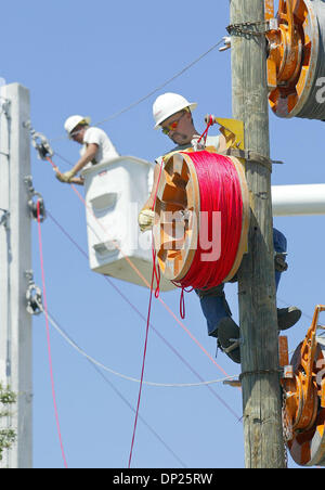 17. Mai 2006; Riviera Beach, FL, USA; Linemen Jack Pearson, (L), und Wes Lowry mit j.w. Didado e von Ohio, Installation ziehen Seile zwischen einem alten Holzpfahl, (R), und eine neue Zement-Pol Donnerstagmorgen in Riviera Beach.  FPL ersetzt Holzstangen rund um den Hafen von Palm Beach und entlang der Straße 59 in einem Versuch, der Ausstattung weiterer Hurrikan Beweis machen. Stockfoto