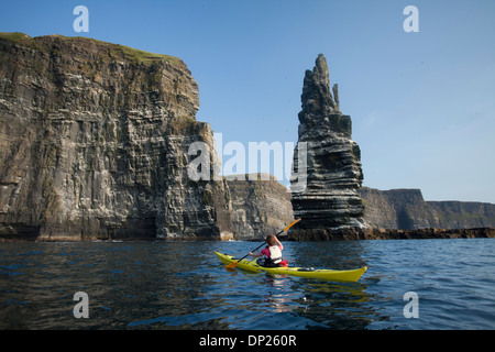 See-Kajak unter den Cliffs of Moher, County Clare, Irland. Stockfoto
