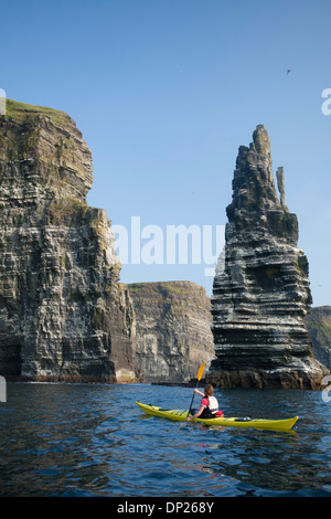 See-Kajak unter den Cliffs of Moher, County Clare, Irland. Stockfoto