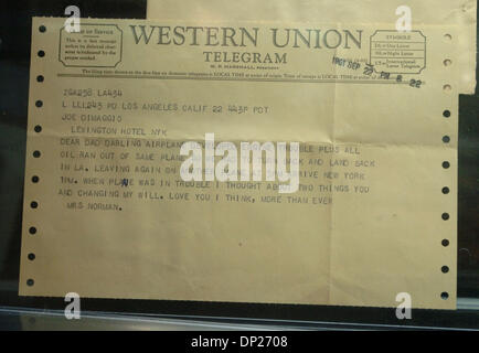 19. Mai 2006; Manhattan, NY, USA; Telegramm von Marilyn Monroe, Joe DiMaggio datiert 22. September 1961 um zu verkaufen für $1.000-$2, 000 geschätzt. Joe DiMaggio Sammlung öffentliche Versteigerung von Hunt Auktionen Inc. im Marriott Marquis Hotel am Times Square präsentiert.  Obligatorische Credit: Foto von Bryan Smith/ZUMA Press. (©) Copyright 2006 von Bryan Smith Stockfoto