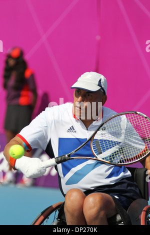 Tennis in Eton Manor, Olympic Park in London 2012 Paralympics Peter Norfolk GB V Shraga WEINBERG Israel in der Quad Einzel Stockfoto