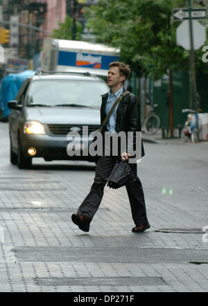 19. Mai 2006; Manhattan, NY, USA; Zweiter Platz Finisher, Steve Long, 37, Brooklyn, wer die Reise mit der u-Bahn in einer Zeit von 32 Minuten gemacht. "The Great NYC Pendler Race" hosted by Transport-Alternativen und Bike Monat NYC. Die 4 Meilen-Rennen von Grand Army Plaza in Brooklyn, das Tenement Museum auf der Lower East Side Gruben Pendler, die mit dem Fahrrad, u-Bahn und Auto. Obligatorische Cred Stockfoto