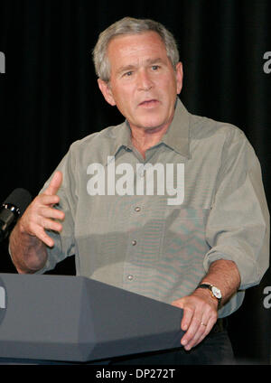 19. Mai 2006; Yuma, AZ, USA; Präsident der Vereinigten Staaten, GEORGE W. BUSH spricht Border Patrol Arbeitsstoffe bei der Border Patrol Station in Yuma, Arizona am 18. Mai 2006. Obligatorische Credit: Foto von Willen Befugnisse/ZUMA Press. (©) Copyright 2006 Willen Mächte Stockfoto