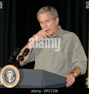 19. Mai 2006; Yuma, AZ, USA; Präsident der Vereinigten Staaten, GEORGE W. BUSH spricht Border Patrol Arbeitsstoffe bei der Border Patrol Station in Yuma, Arizona am 18. Mai 2006. Obligatorische Credit: Foto von Willen Befugnisse/ZUMA Press. (©) Copyright 2006 Willen Mächte Stockfoto