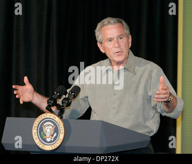 19. Mai 2006; Yuma, AZ, USA; Präsident der Vereinigten Staaten, GEORGE W. BUSH spricht Border Patrol Arbeitsstoffe bei der Border Patrol Station in Yuma, Arizona am 18. Mai 2006. Obligatorische Credit: Foto von Willen Befugnisse/ZUMA Press. (©) Copyright 2006 Willen Mächte Stockfoto