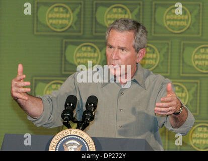 19. Mai 2006; Yuma, AZ, USA; Präsident der Vereinigten Staaten, GEORGE W. BUSH spricht Border Patrol Arbeitsstoffe bei der Border Patrol Station in Yuma, Arizona am 18. Mai 2006. Obligatorische Credit: Foto von Willen Befugnisse/ZUMA Press. (©) Copyright 2006 Willen Mächte Stockfoto