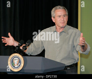 19. Mai 2006; Yuma, AZ, USA; Präsident der Vereinigten Staaten, GEORGE W. BUSH spricht Border Patrol Arbeitsstoffe bei der Border Patrol Station in Yuma, Arizona am 18. Mai 2006. Obligatorische Credit: Foto von Willen Befugnisse/ZUMA Press. (©) Copyright 2006 Willen Mächte Stockfoto