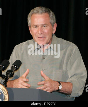 19. Mai 2006; Yuma, AZ, USA; Präsident der Vereinigten Staaten, GEORGE W. BUSH spricht Border Patrol Arbeitsstoffe bei der Border Patrol Station in Yuma, Arizona am 18. Mai 2006. Obligatorische Credit: Foto von Willen Befugnisse/ZUMA Press. (©) Copyright 2006 Willen Mächte Stockfoto