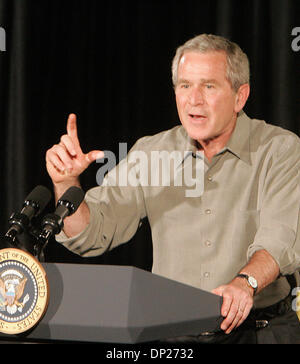 19. Mai 2006; Yuma, AZ, USA; Präsident der Vereinigten Staaten, GEORGE W. BUSH spricht Border Patrol Arbeitsstoffe bei der Border Patrol Station in Yuma, Arizona am 18. Mai 2006. Obligatorische Credit: Foto von Willen Befugnisse/ZUMA Press. (©) Copyright 2006 Willen Mächte Stockfoto