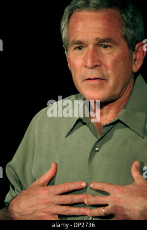 19. Mai 2006; Yuma, AZ, USA; Präsident der Vereinigten Staaten, GEORGE W. BUSH spricht Border Patrol Arbeitsstoffe bei der Border Patrol Station in Yuma, Arizona am 18. Mai 2006. Obligatorische Credit: Foto von Willen Befugnisse/ZUMA Press. (©) Copyright 2006 Willen Mächte Stockfoto