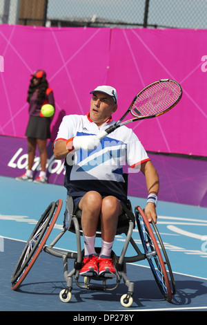 Tennis in Eton Manor, Olympic Park in London 2012 Paralympics Peter Norfolk GB V Shraga WEINBERG Israel in der Quad Einzel Stockfoto