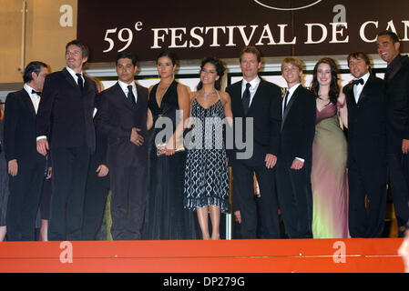 19. Mai 2006; Cannes, Frankreich; ETHAN HAWKE, WILMER VALDERRAMA, CATALINA SANDINO MORENO, ANA CLAUDIA TALANCON, GREG KINNEAR, LOU TAYLOR PUCCI & BOBBY CANNAVALE bei "Fast Food Nation" Premiere bei den 59. Internationalen Filmfestspielen von Cannes. Obligatorische Credit: Foto von Frederic Injimbert/ZUMA Press. (©) Copyright 2006 von Frederic Injimbert Stockfoto