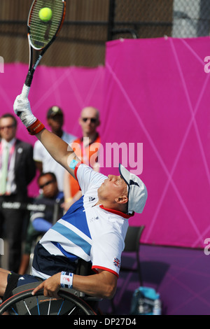 Tennis in Eton Manor, Olympic Park in London 2012 Paralympics Peter Norfolk GB V Shraga WEINBERG Israel in der Quad Einzel Stockfoto