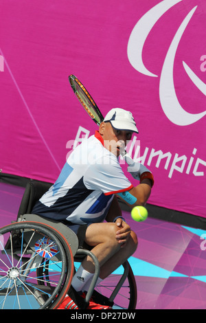 Tennis in Eton Manor, Olympic Park in London 2012 Paralympics Peter Norfolk GB V Shraga WEINBERG Israel in der Quad Einzel Stockfoto