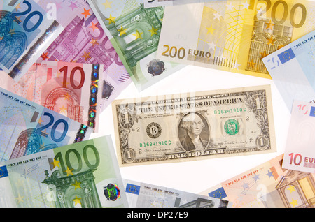 Dollarschein, umgeben von mehreren europäischen Banknoten Stockfoto