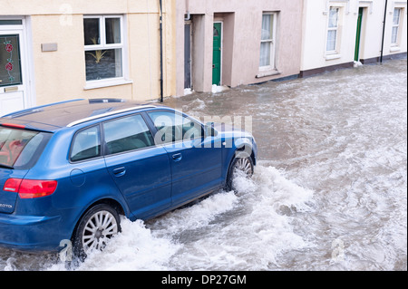 UK - Auto fahren durch Hochwasser Stockfoto