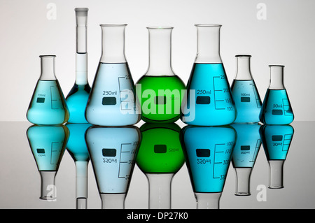 Gruppe von Labor-Fläschchen mit flüssiger Farbe Stockfoto