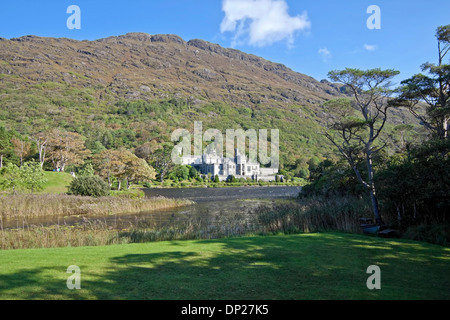 Kylemore Abbey im Herbst einstellen, am Ufer des Lough Pollacappul, Kylemore, Connemara, County Galway, Irland. Stockfoto