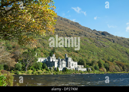 Kylemore Abbey im Herbst einstellen, am Ufer des Lough Pollacappul, Kylemore, Connemara, County Galway, Irland Stockfoto