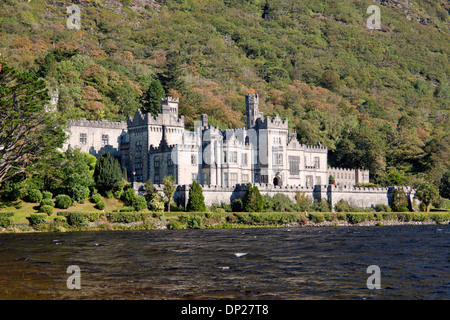 Kylemore Abbey, am Ufer des Lough Pollacappul, Kylemore, Connemara, County Galway, Irland Stockfoto