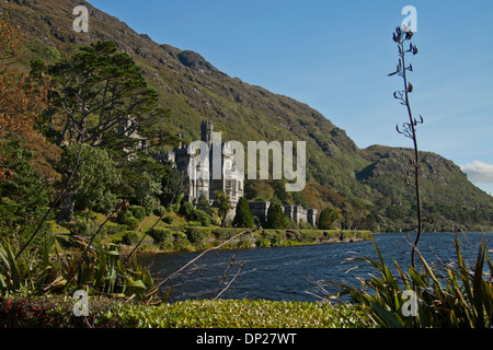 Kylemore Abbey, am Ufer des Lough Pollacappul, Kylemore, Connemara, County Galway, Irland Stockfoto