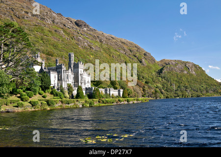 Kylemore Abbey, am Ufer des Lough Pollacappul, Kylemore, Connemara, County Galway, Irland Stockfoto