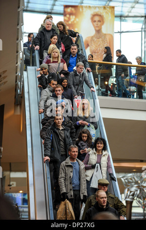 Massen von Käufern, die auf der Suche nach Weihnachtsgeschenke in Bullring Shopping Centre Stockfoto