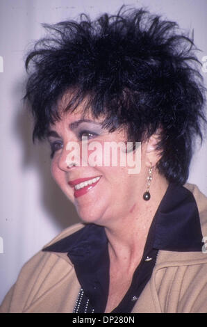 Foto - ELIZABETH TAYLOR, 79, wurde 27. Februar 1932 in England geboren. Liz ein zweifacher Oscar-preisgekrönten Film Göttin und wegweisende AIDS-Aktivistin, deren außerhalb des Bildschirms Ehen (8), Scheidungen und todesmutige Heldentaten wetteifern, ihre dramatischen Filmrollen. Dame Elizabeth Rosemond Taylor, der britisch - amerikanische Ikone, starb 23. März 2011 von kongestiver Herzinsuffizienz, einen Steinwurf von der Hollywo Stockfoto
