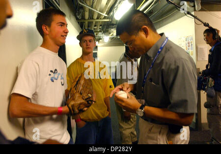 20. Mai 2006; Oakland, Kalifornien, USA; TYLER SNYDER, 19, Pleasanton, fing Barry Bonds 714th Karriere-Home-Run mit seinem Handschuh Mizuno in das rechte Feld steht während der 2. Inning Samstag, 20. Mai 2006 im McAfee Coliseum in Oakland, Kalifornien Sicherheit entführt ihn weg und half ihm die wertvolle Souvenir zu sichern. Nicht gerade viel von Anleihen oder Riesen Fan, will er auf den Ball zu verkaufen.  Mand Stockfoto