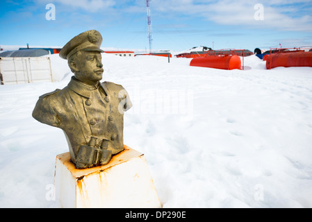 Antarktis - Büste von Luis Pardo Villalón (1882-1935) errichtet im Tribut von der chilenischen Marine Base Presidente Eduardo Frei Montalva auf King George Island in der South Shetland Inseln, Antarktis. Allgemein als Piloto Pardo bekannt, er war der Kapitän der Dampf Schlepper Yelcho denen 22 gestrandete Besatzungsmitglieder von Sir Ernest Shackleton's Schiff Ausdauer von Elephant Island in der Antarktis gerettet, im August 1916. Stockfoto