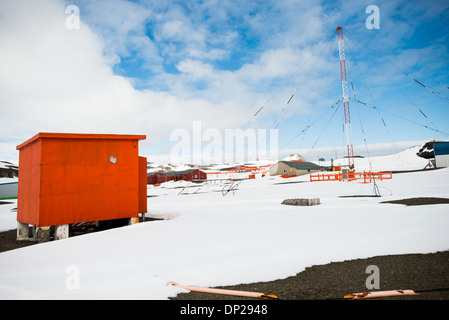 Antarktis - Gebäude und einem großen Radio Antenne am Bellingshausen Station, eine russische wissenschaftliche Forschungsbasis auf King George Island in der Antarktis. Stockfoto