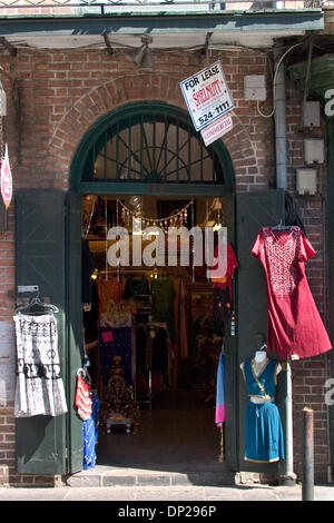 23. Mai 2006; New Orleans, LA, USA; AAn öffnen Boutique Gewerberäume im French Quarter in New Orleans. Trotz der Tatsache, dass die meisten Geschäfte unbeschädigt durch den Hurrikan Katrina waren sind viele finden es schwierig, den Mangel an Touristen, 9. April 2006 zu überleben. Obligatorische Credit: Foto von Kayte Deioma/ZUMA Press. (©) Copyright 2006 von Kayte Deioma Stockfoto
