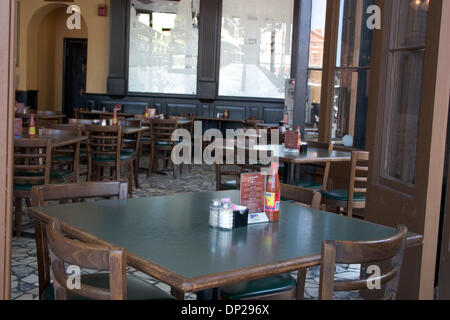 23. Mai 2006; New Orleans, LA, USA; Leere Tische im Cafe Pontalba im French Quarter, New Orleans. Die meisten French Quarter Restaurants kämpfen mit weniger als 35 Prozent des Geschäfts flott zu bleiben, hatten sie vor dem Hurrikan Katrina. 10. April 2006. Obligatorische Credit: Foto von Kayte Deioma/ZUMA Press. (©) Copyright 2006 von Kayte Deioma Stockfoto