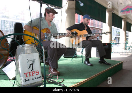 23. Mai 2006; New Orleans, LA, USA; Rafael Bas und Pierre Pichon spielen für Tipps im Market Cafe neben der French Market in New Orleans, Louisiana Um ihren Lebensunterhalt zu verdienen, spielen viele New-Orleans-Musikern in ein halbes Dutzend verschiedene Kombinationen an verschiedenen Veranstaltungsorten im Laufe der Woche. 10. April 2006. Obligatorische Credit: Foto von Kayte Deioma/ZUMA Press. (©) Copyright 2006 von Kayte Deioma Stockfoto