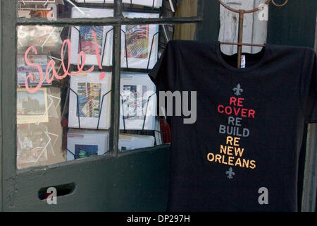 23. Mai 2006; New Orleans, LA, USA; Wiederherstellen Sie wieder aufzubauen erneuern Orleans T-shirt in einem Souvenirshop im French Quarter in New Orleans, 15. April 2006. Trotz der Tatsache, dass die meisten Geschäfte unbeschädigt durch den Hurrikan Katrina waren sind viele finden es schwierig, den Mangel an Touristen zu überleben. Obligatorische Credit: Foto von Kayte Deioma/ZUMA Press. (©) Copyright 2006 von Kayte Deioma Stockfoto