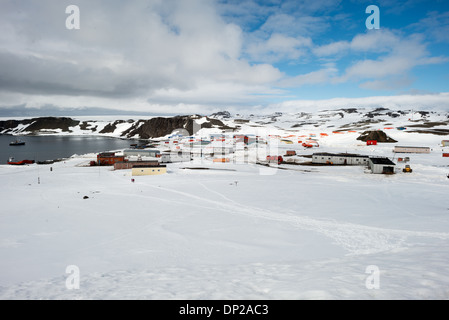 Antarktis - Eine erhöhte Ansicht von Bellingshausen Base Station und Frei auf King George Island in der Antarktis. Stockfoto