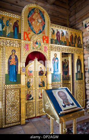 Antarktis - verzierte ikonostase am Trinity Kirche, Russisch-orthodoxe Kirche auf King George Island, South Shetland Inseln. Es befindet sich auf einer kleinen felsigen Anhöhe in der Nähe von Russischen Bellingshausen Station Forschungsbasis liegt. Der sibirischen Zeder konstruiert und Kiefer mit speziellen Verstärkungen gegen die rauen Wetter der Antarktis, Trinity Kirche wurde 2004 geweiht und ist die südlichste der Östlichen Orthodoxen Kirche in der Welt. Stockfoto