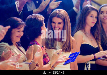 25. Mai 2006; Sacramento, Kalifornien, USA; Erste Dame MARIA SHRIVER teilt einen Moment mit mexikanischen First Lady Marta Sahagœn de Fox in der Galerie des State Capitol. Obligatorische Credit: Foto von Brian Bär/ZUMA Press. (©) Copyright 2006 von Sacramento Bee Stockfoto